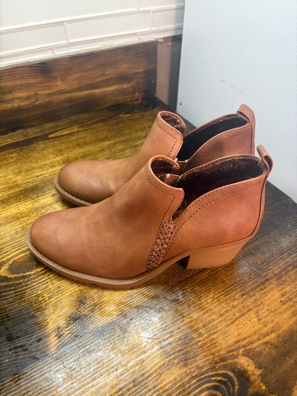Baretraps brown heeled ankle boots size 6.5